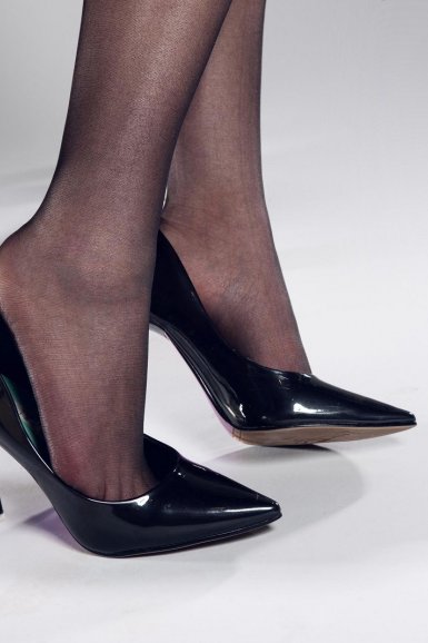 保洁员喝厕所水引争议,网友:大可不必|中欧体育app官网(图1) 中欧体育app官网